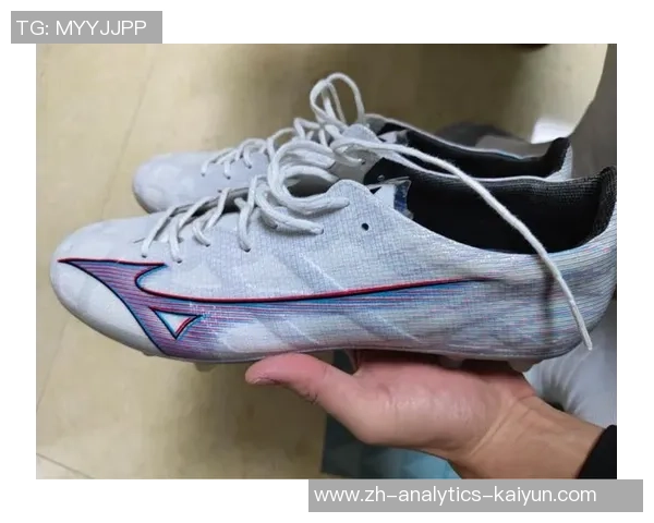 雨天足球鞋的选择与保养技巧分享让你在湿滑场地中依然保持最佳表现